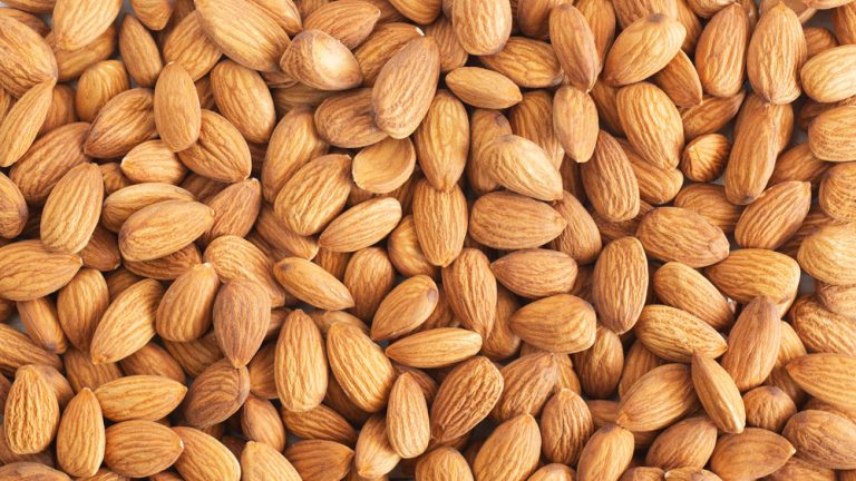 Cashews vs. Almonds: Which is the Healthier Choice?