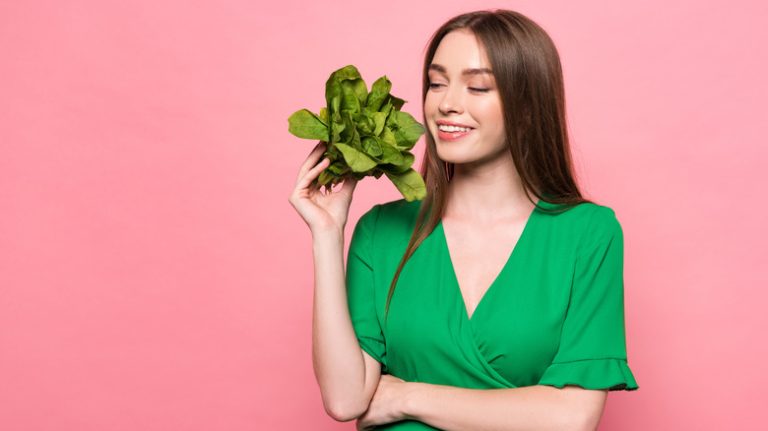 Comparing the Health Benefits of Spinach and Romaine Lettuce